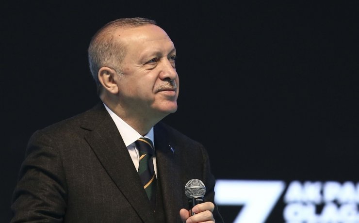 Cumhurbaşkanı Recep Tayyip Erdoğan, bin 428 geçerli oyun tamamını alarak yeniden AK Parti Genel Başkanı seçildi.