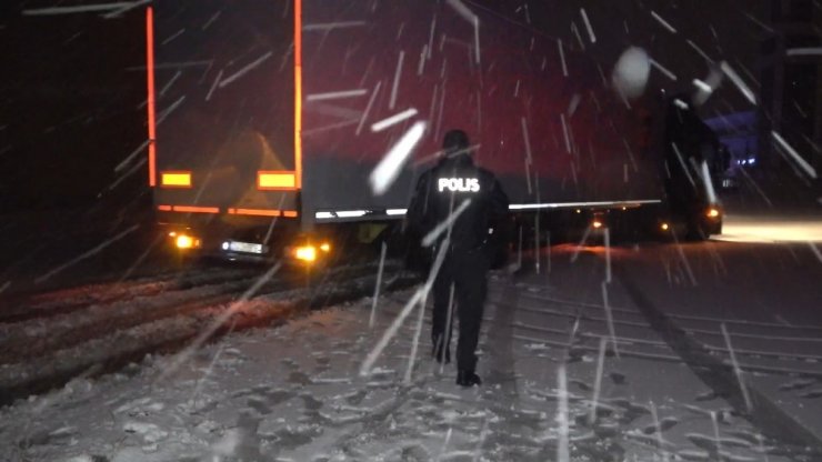 Kar ve tipi etkili oldu: Kırıkkale-Kayseri karayolu ağır tonajlı araçların geçişine kapatıldı