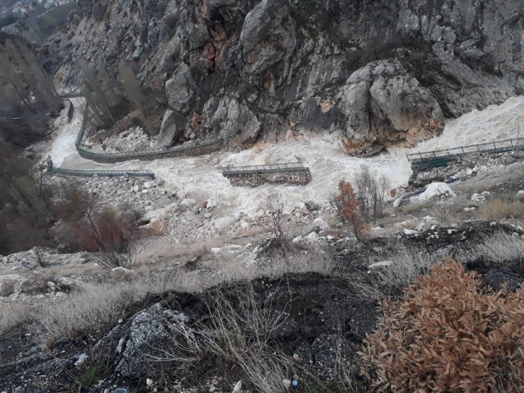 Konya’nın Taşkent ilçesinde sel nedeniyle 3 mahalleye ulaşım kesildi