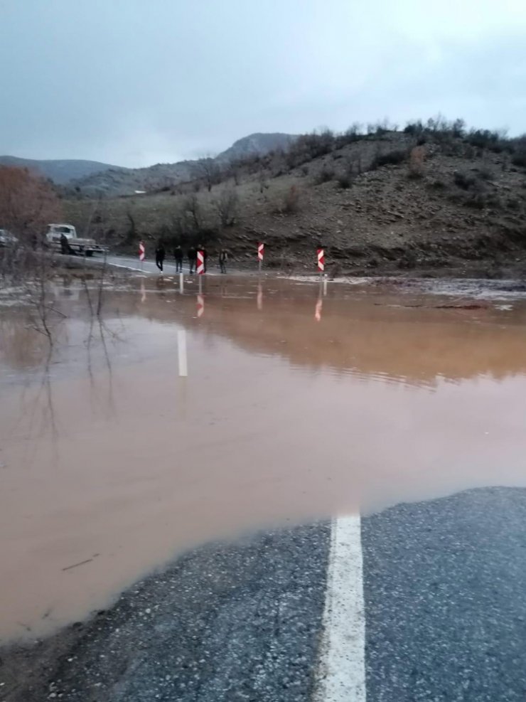 Konya’nın Taşkent ilçesinde sel nedeniyle 3 mahalleye ulaşım kesildi