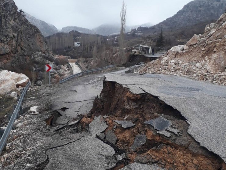 Konya’nın Taşkent ilçesinde sel nedeniyle 3 mahalleye ulaşım kesildi