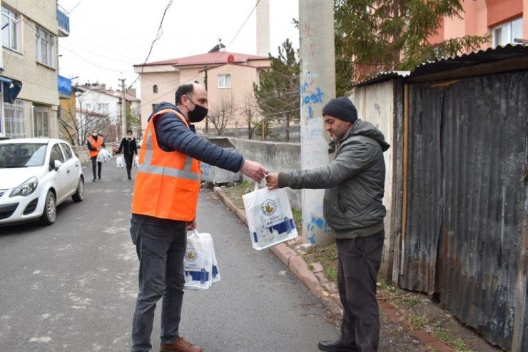 Sivas Belediyesi 58 bin eve “İnancın Zaferi Çanakkale” kitabını dağıttı