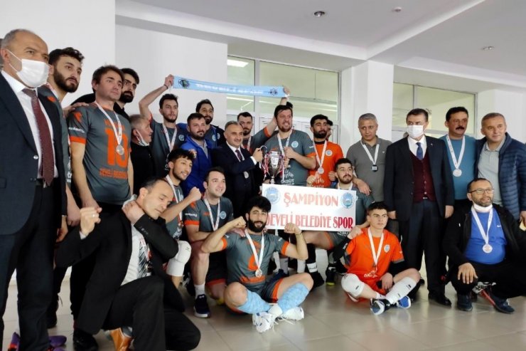 Develi Belediyespor şampiyonluk kupasını kaldırdı