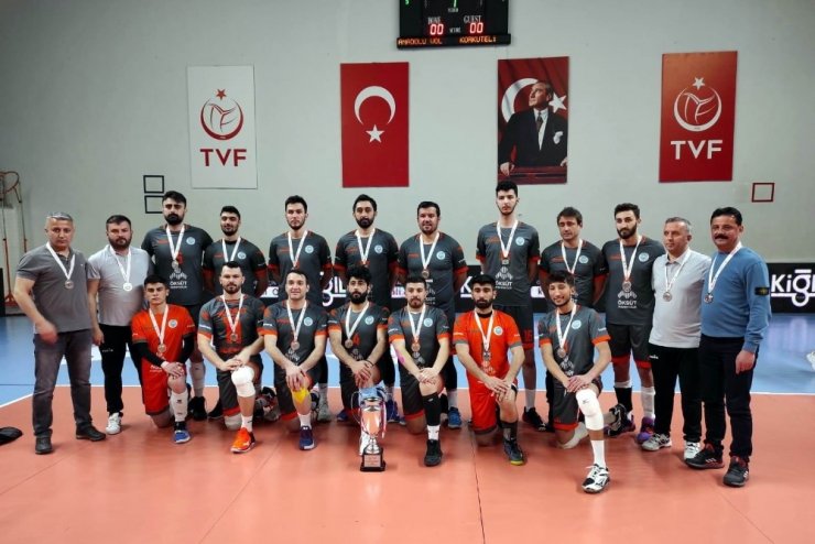 Develi Belediyespor şampiyonluk kupasını kaldırdı