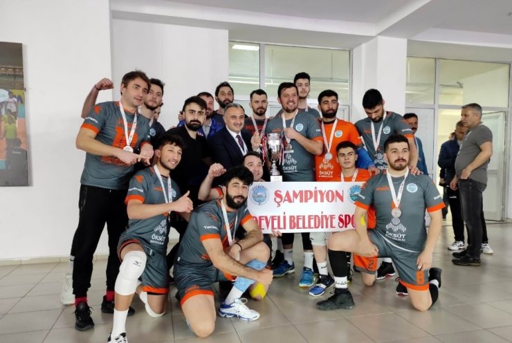 Develi Belediyespor şampiyonluk kupasını kaldırdı