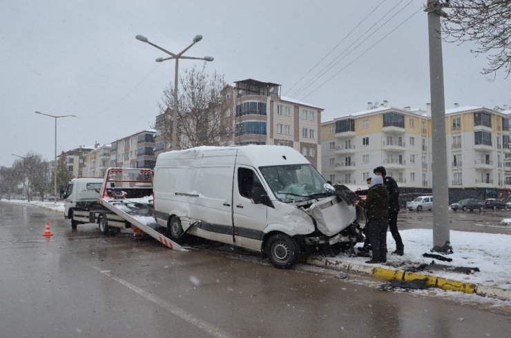 Aksaray’da çarpışan kamyonetlerden biri muhtarlığa girdi: 4 yaralı