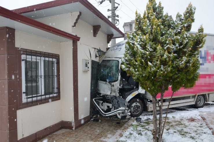 Aksaray’da çarpışan kamyonetlerden biri muhtarlığa girdi: 4 yaralı