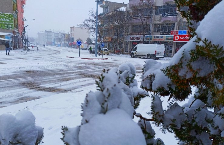 Beyaza bürünen kervansaraydan kartpostallık görüntüler