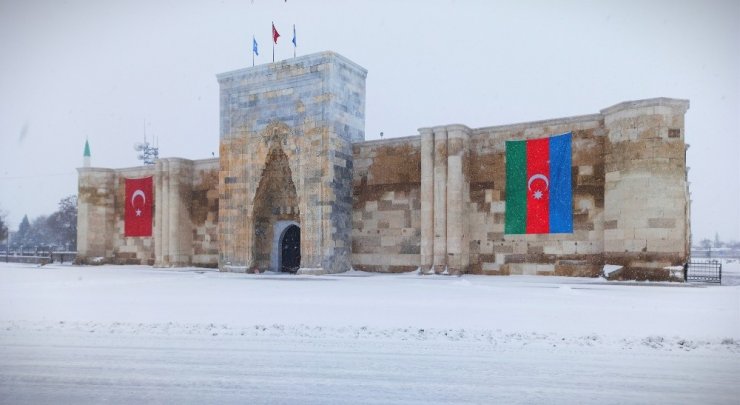 Beyaza bürünen kervansaraydan kartpostallık görüntüler