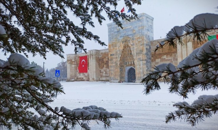 Beyaza bürünen kervansaraydan kartpostallık görüntüler