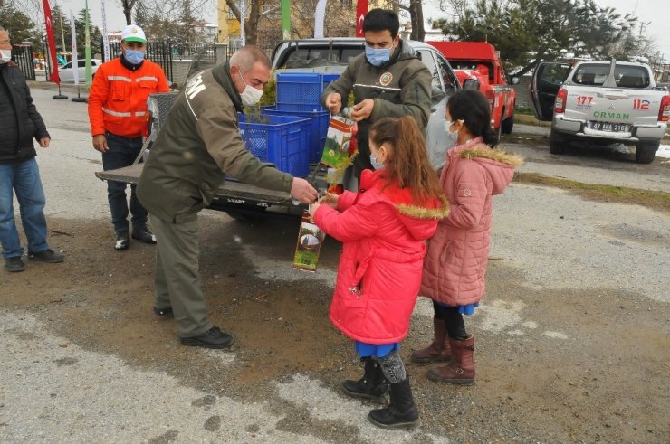 Akşehir’de öğrencilere 500 adet fidan dağıtıldı