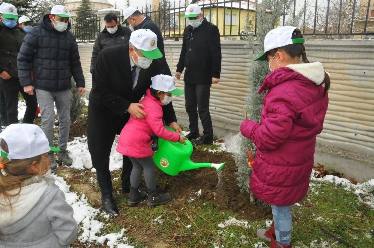 Akşehir’de öğrencilere 500 adet fidan dağıtıldı