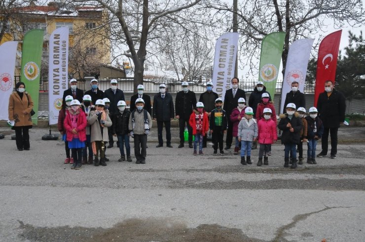 Akşehir’de öğrencilere 500 adet fidan dağıtıldı