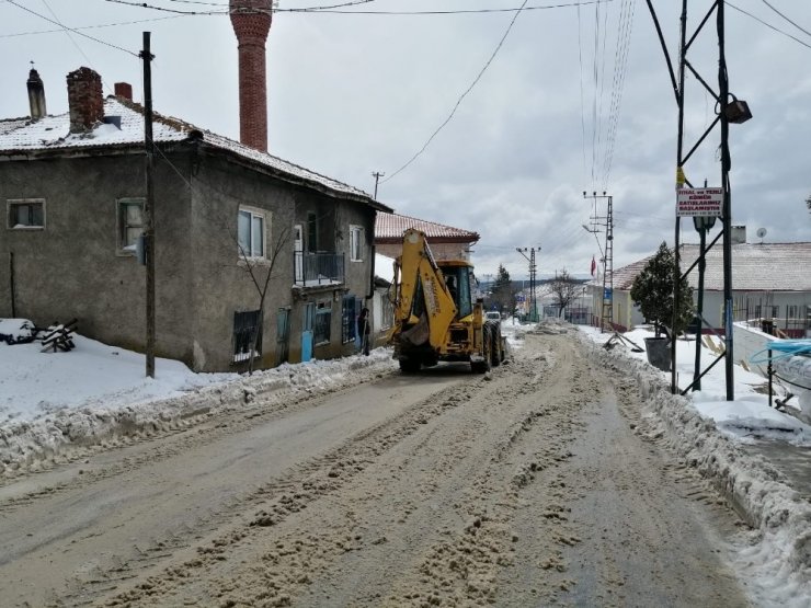 Mihalıççık’ta karla kaplı cadde ve sokaklar temizlendi