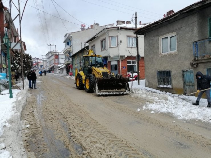 Mihalıççık’ta karla kaplı cadde ve sokaklar temizlendi