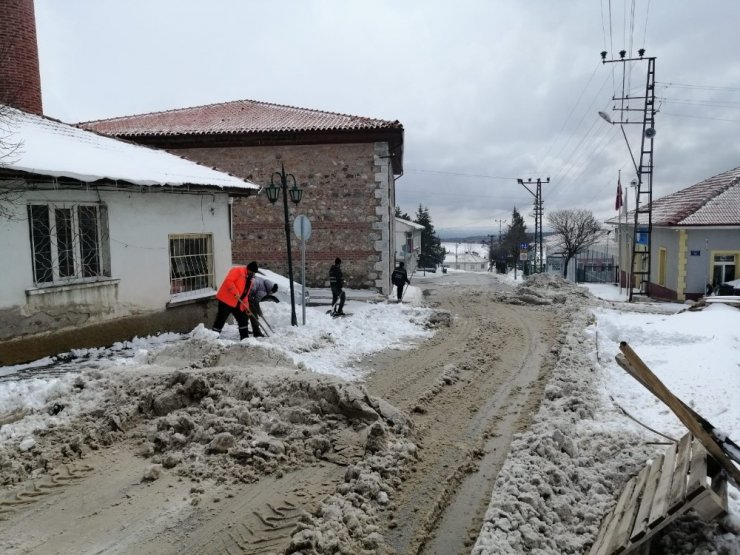 Mihalıççık’ta karla kaplı cadde ve sokaklar temizlendi