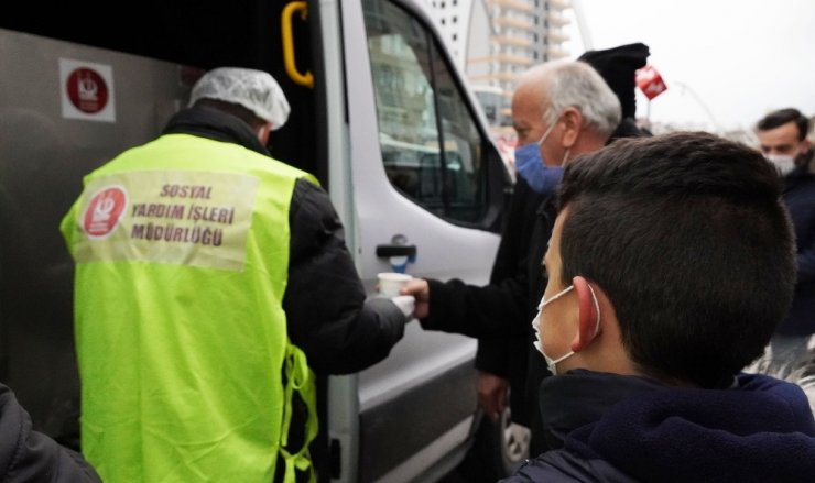 Keçiören’de vatandaşın içini ısıtan çorba ikramı