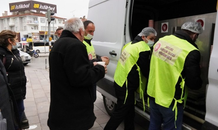 Keçiören’de vatandaşın içini ısıtan çorba ikramı