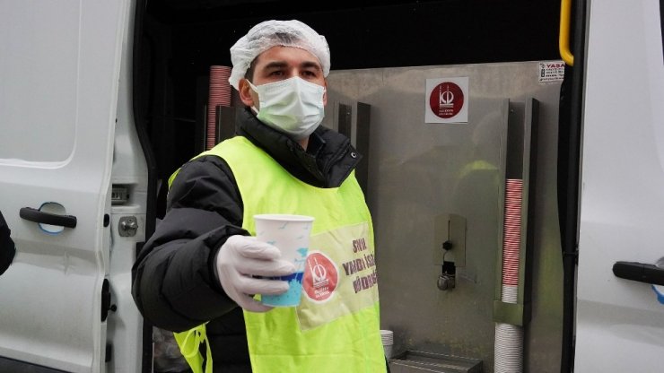 Keçiören’de vatandaşın içini ısıtan çorba ikramı