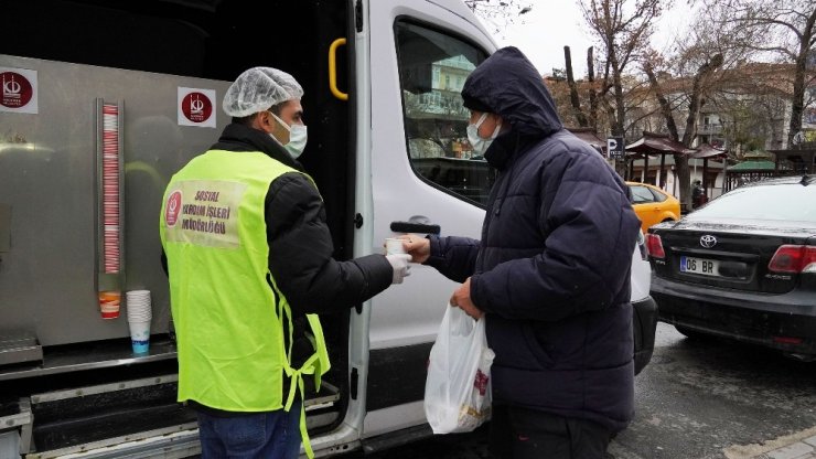 Keçiören’de vatandaşın içini ısıtan çorba ikramı