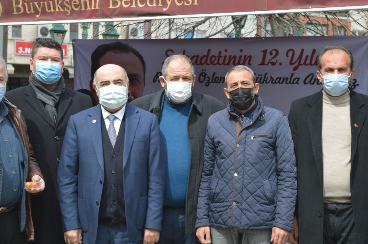 Eskişehir’de Muhsin Yazıcıoğlu için mevlit okundu, lokma dağıtıdı