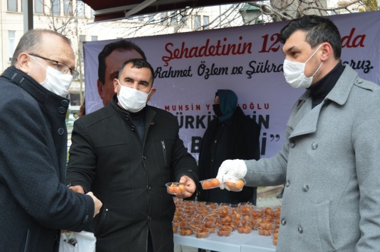 Eskişehir’de Muhsin Yazıcıoğlu için mevlit okundu, lokma dağıtıdı