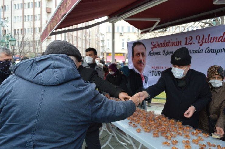 Eskişehir’de Muhsin Yazıcıoğlu için mevlit okundu, lokma dağıtıdı