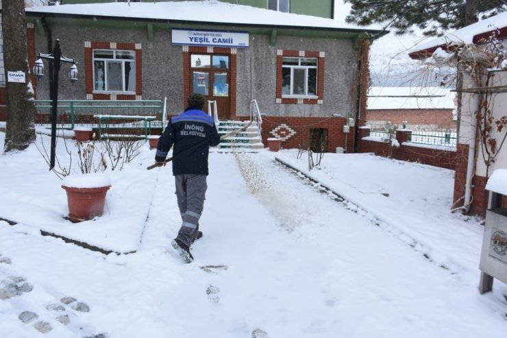 İnönü’de tuzlama çalışmaları devam ediyor