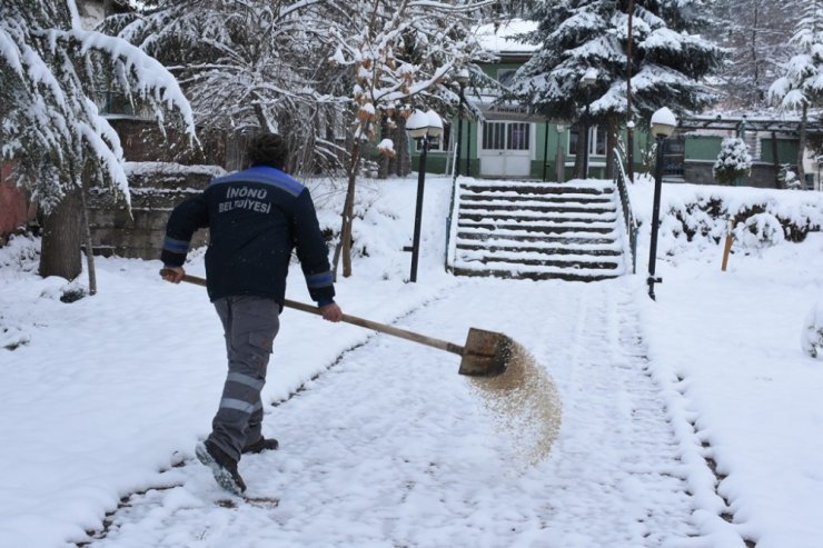 İnönü’de tuzlama çalışmaları devam ediyor