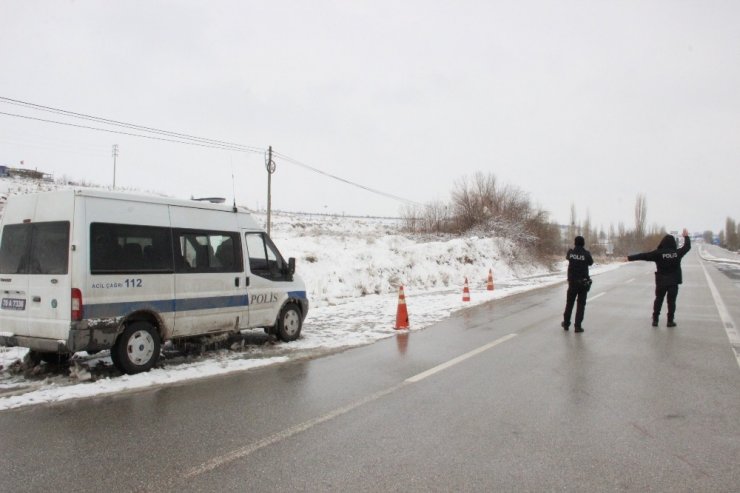 Karaman’da tipi ve buzlanma ulaşımda aksamalara neden oluyor