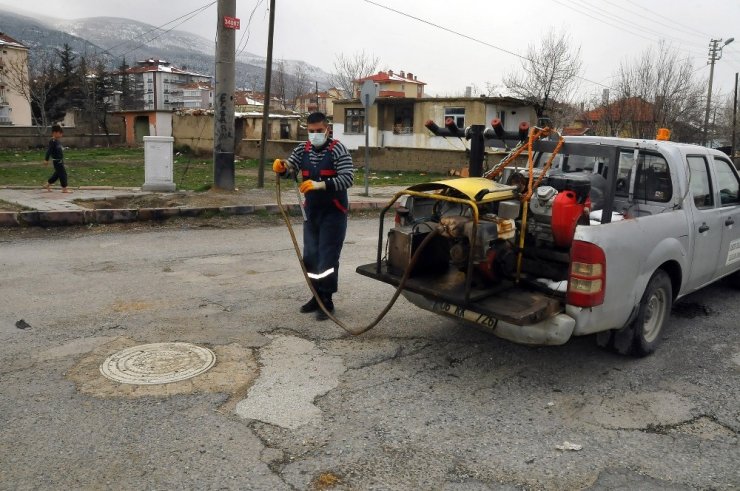 Akşehir Belediyesi sivrisineklere karşı kanal sisleme çalışmalarını sürdürüyor