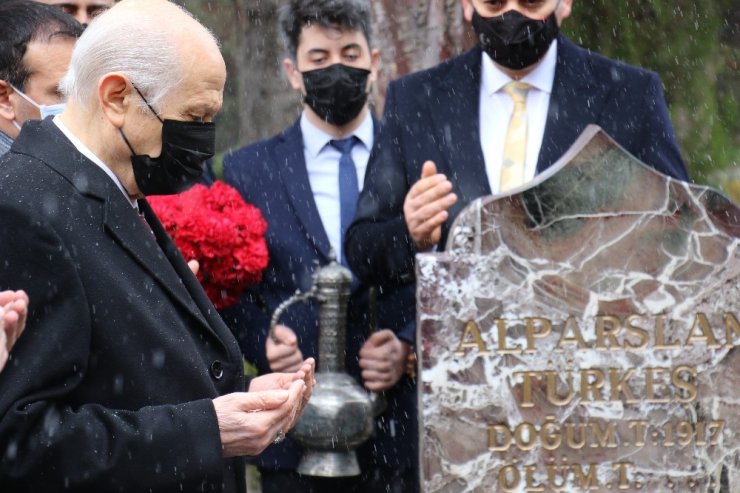 MHP lideri Bahçeli’den Alparslan Türkeş’in kabrine ziyaret