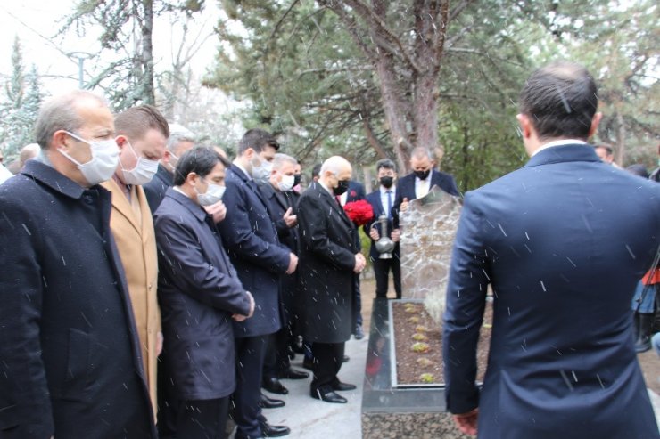 MHP lideri Bahçeli’den Alparslan Türkeş’in kabrine ziyaret