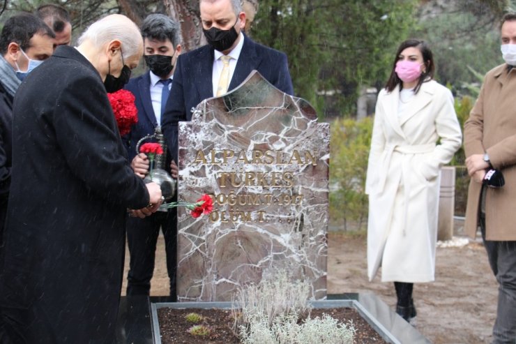 MHP lideri Bahçeli’den Alparslan Türkeş’in kabrine ziyaret