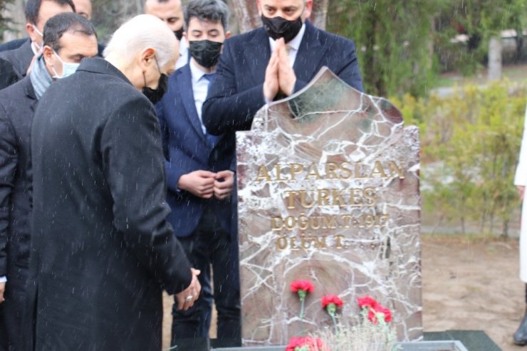 MHP lideri Bahçeli’den Alparslan Türkeş’in kabrine ziyaret