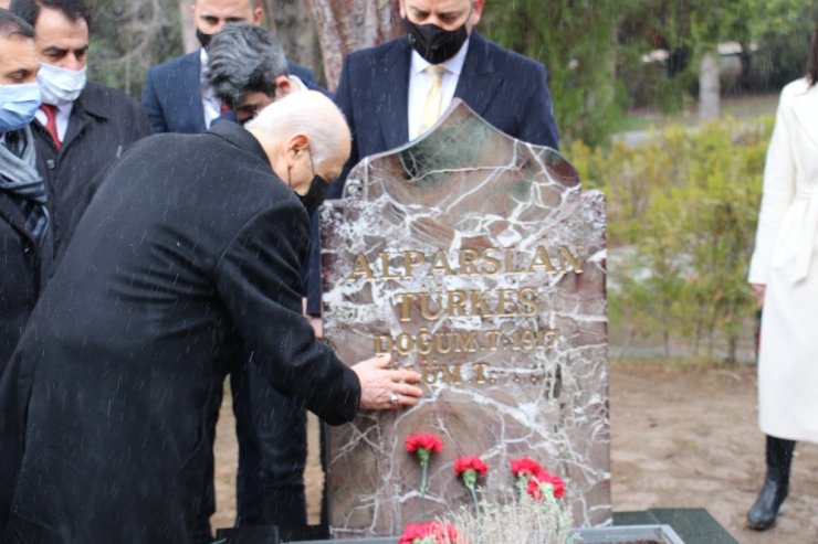 MHP lideri Bahçeli’den Alparslan Türkeş’in kabrine ziyaret