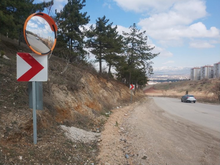 Vandalların kırdığı tepegöz güvenlik aynası yenilendi