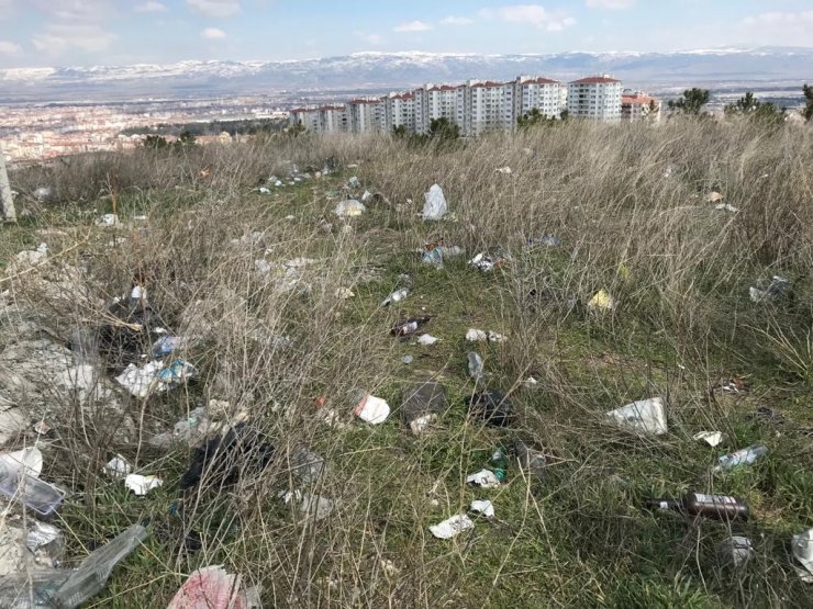 Ormanlık alana atılan çöpler görenleri tedirgin ediyor