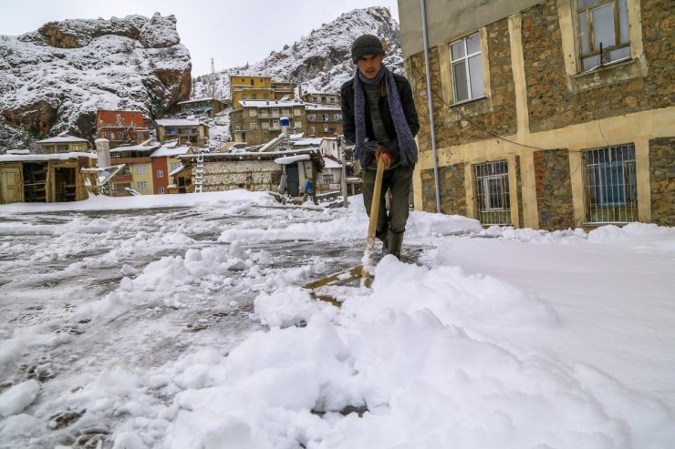 Konya’da toprak damlı evlerde kar kürüme mesaisi