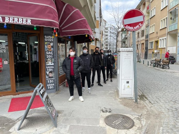 Berat Kandilinde gelen herkesi ücretsiz tıraş etti