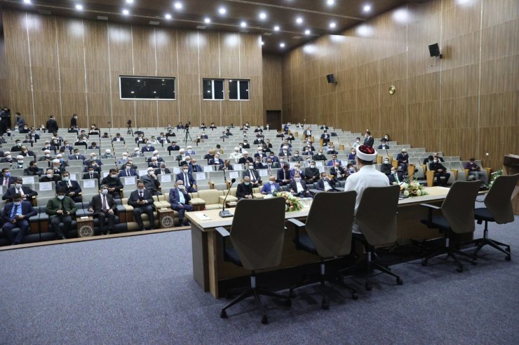 Diyanet İşleri Başkanı Erbaş, Diyarbakır’da STK temsilcileri ve kanaat önderleriyle bir araya geldi