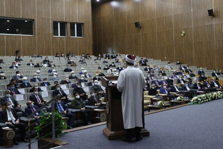 Diyanet İşleri Başkanı Erbaş, Diyarbakır’da STK temsilcileri ve kanaat önderleriyle bir araya geldi