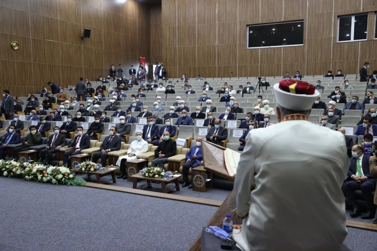 Diyanet İşleri Başkanı Erbaş, Diyarbakır’da STK temsilcileri ve kanaat önderleriyle bir araya geldi