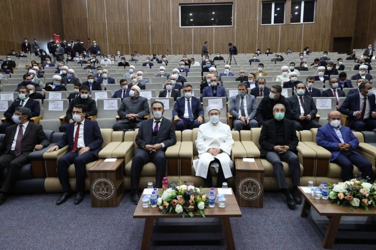 Diyanet İşleri Başkanı Erbaş, Diyarbakır’da STK temsilcileri ve kanaat önderleriyle bir araya geldi