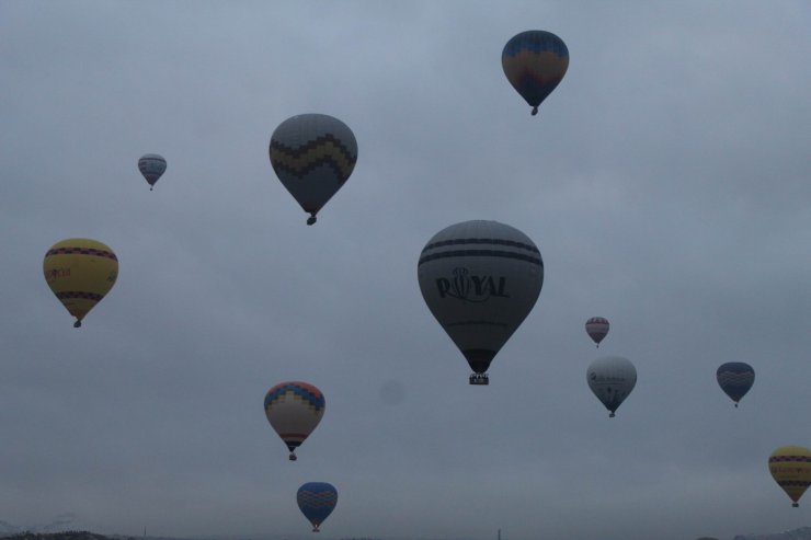 Kapadokya’da gökyüzü balonlarla buluştu