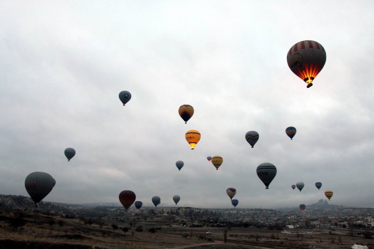 Kapadokya’da gökyüzü balonlarla buluştu