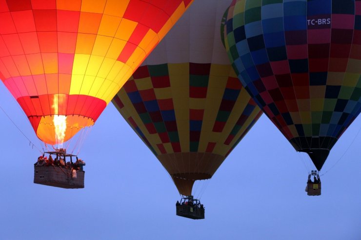 Kapadokya’da gökyüzü balonlarla buluştu