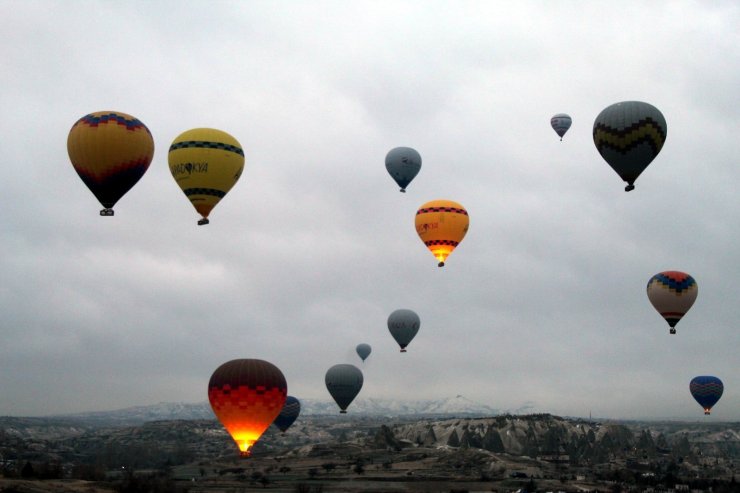 Kapadokya’da gökyüzü balonlarla buluştu