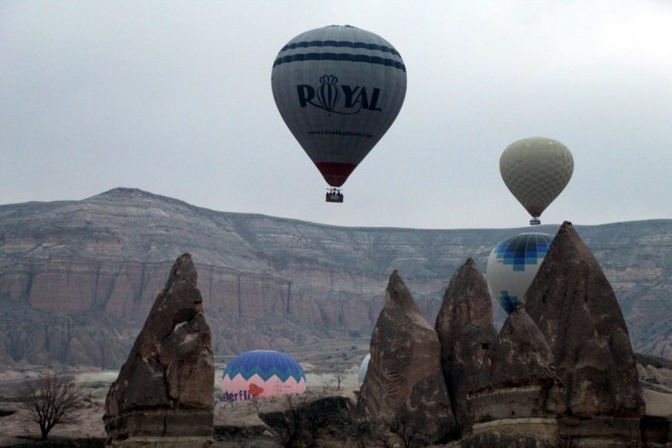 Kapadokya’da gökyüzü balonlarla buluştu