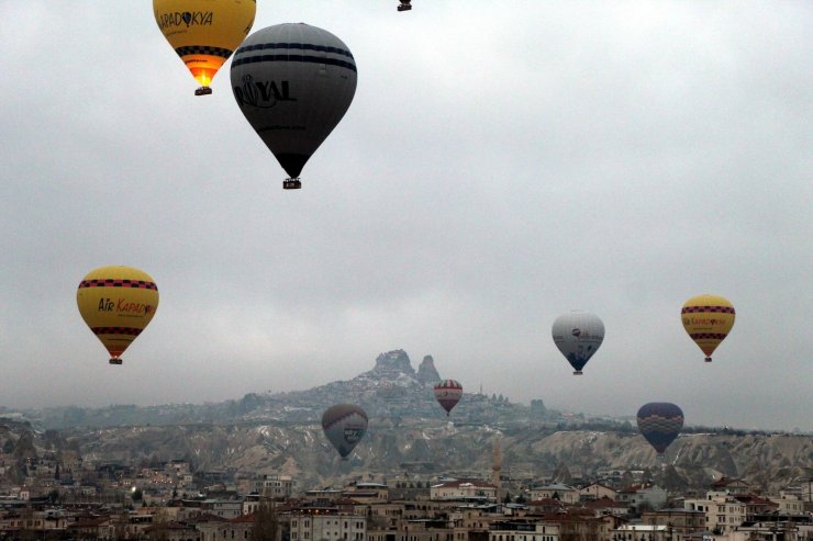 Kapadokya’da gökyüzü balonlarla buluştu